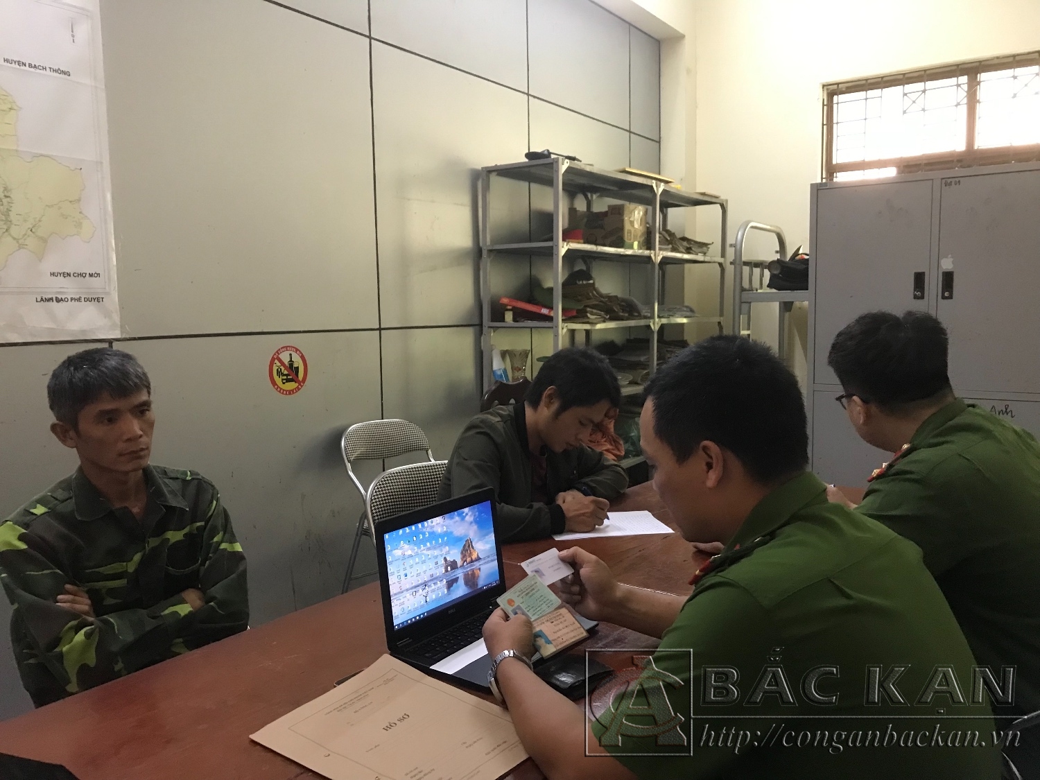 Nam  và Lích ( áo đen) cùng tài sản là chiếc Laptop đã bị tạm giữ tại cơ quan Công an