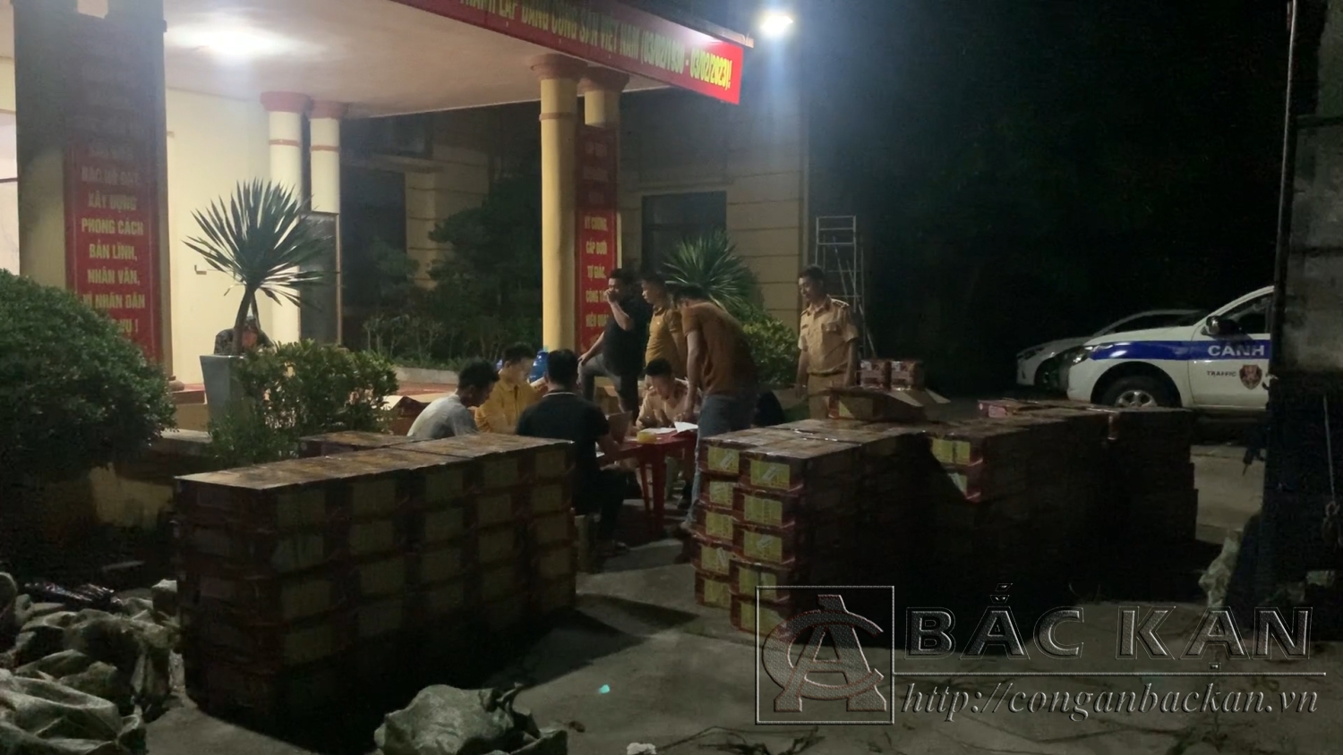 Lực lượng chức năng bàn giao phương tiện và tang vật