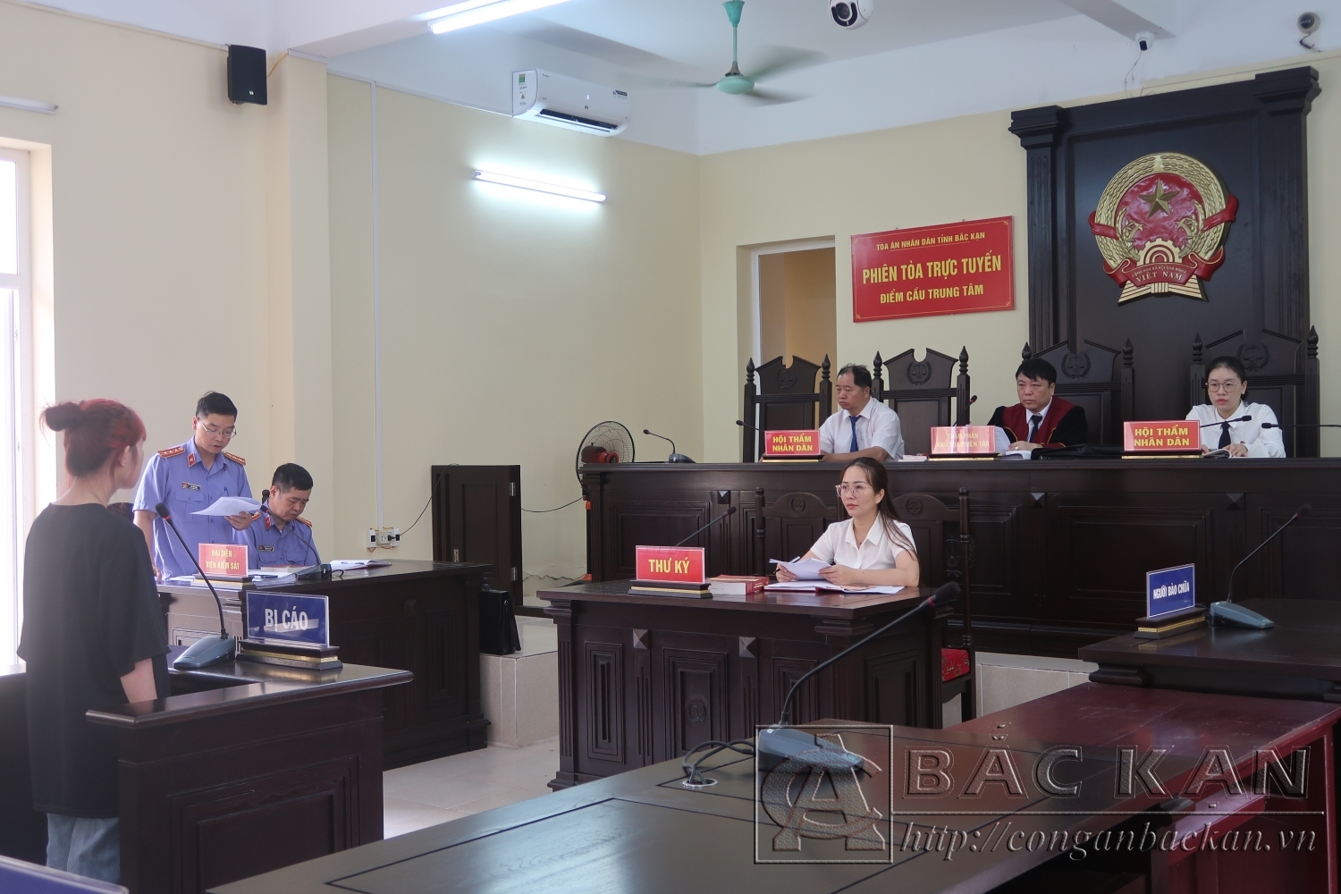 Đại diện Viện kiểm sát nhân dân tỉnh công bố bản cáo trạng