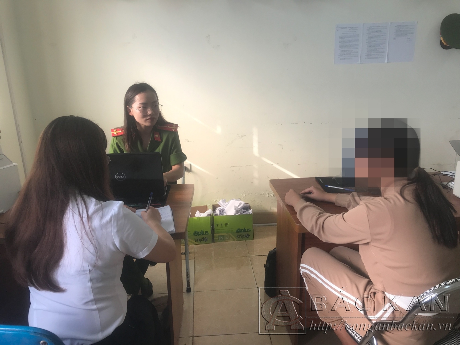 Cháu P (bên phải), nạn nhân của vụ mua bán người với thủ đoạn làm phục vụ tại quán karaoke trình báo tại cơ quan Công an