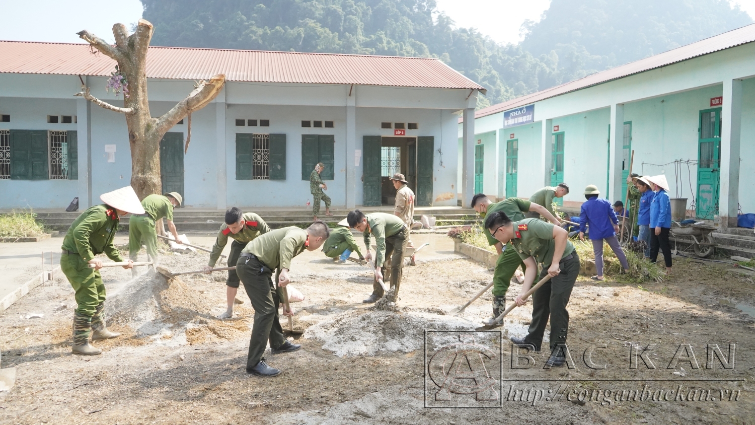  Đoàn viên thanh niên Công an tỉnh tham gia các hoạt động an sinh xã hội tại xã Kim Hỷ, huyện Na Rì