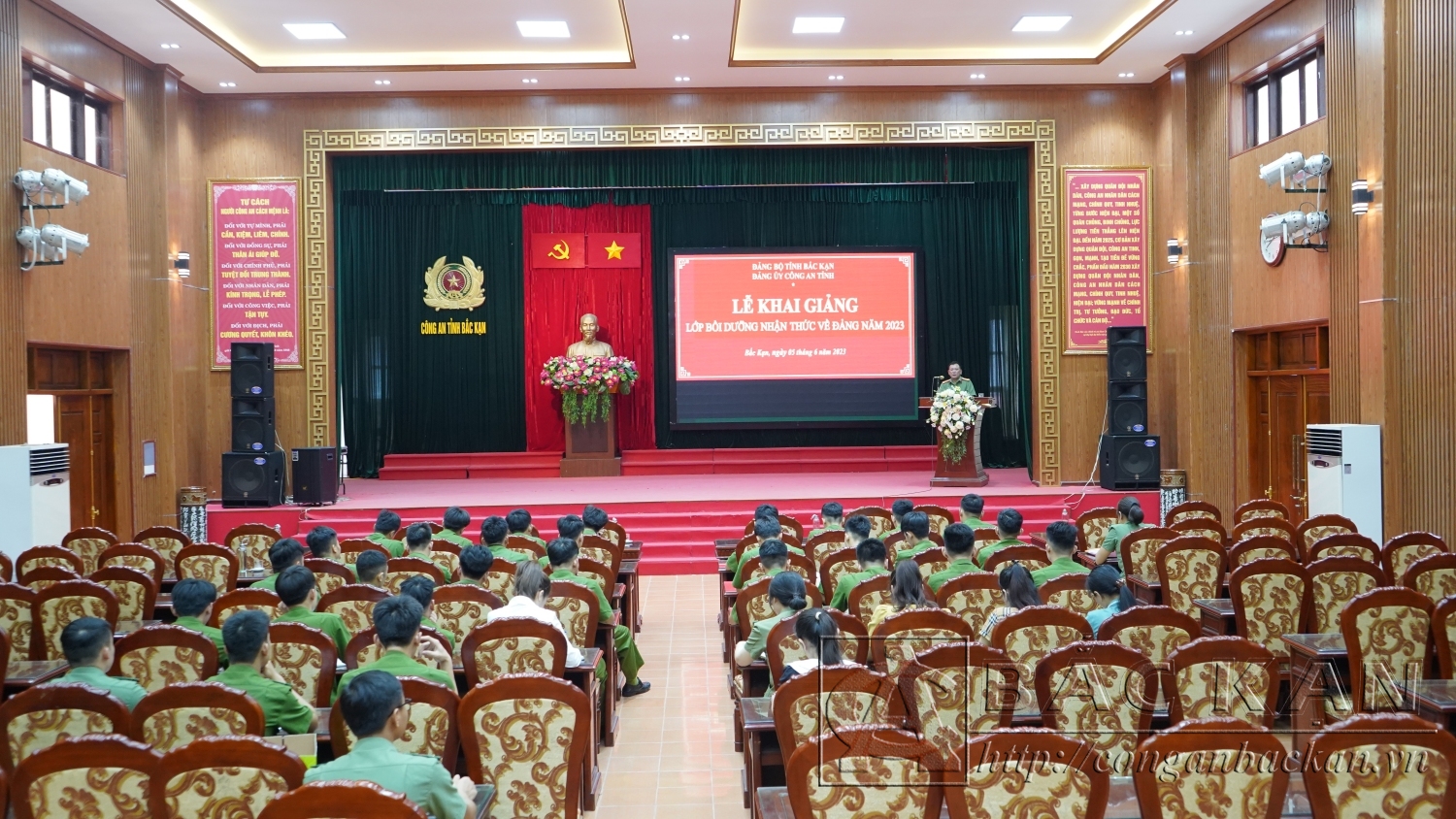 Các học viên tham gia lớp nhận thức về Đảng năm 2023