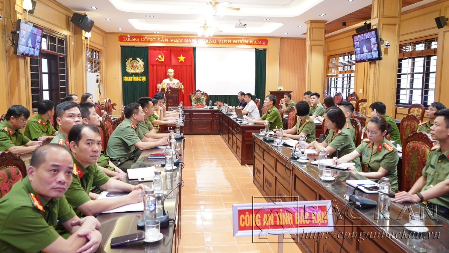 Đại tá Đinh Quang Huy, Phó Giám đốc Công an tỉnh chủ trì tại điểm cầu Bắc Kạn.