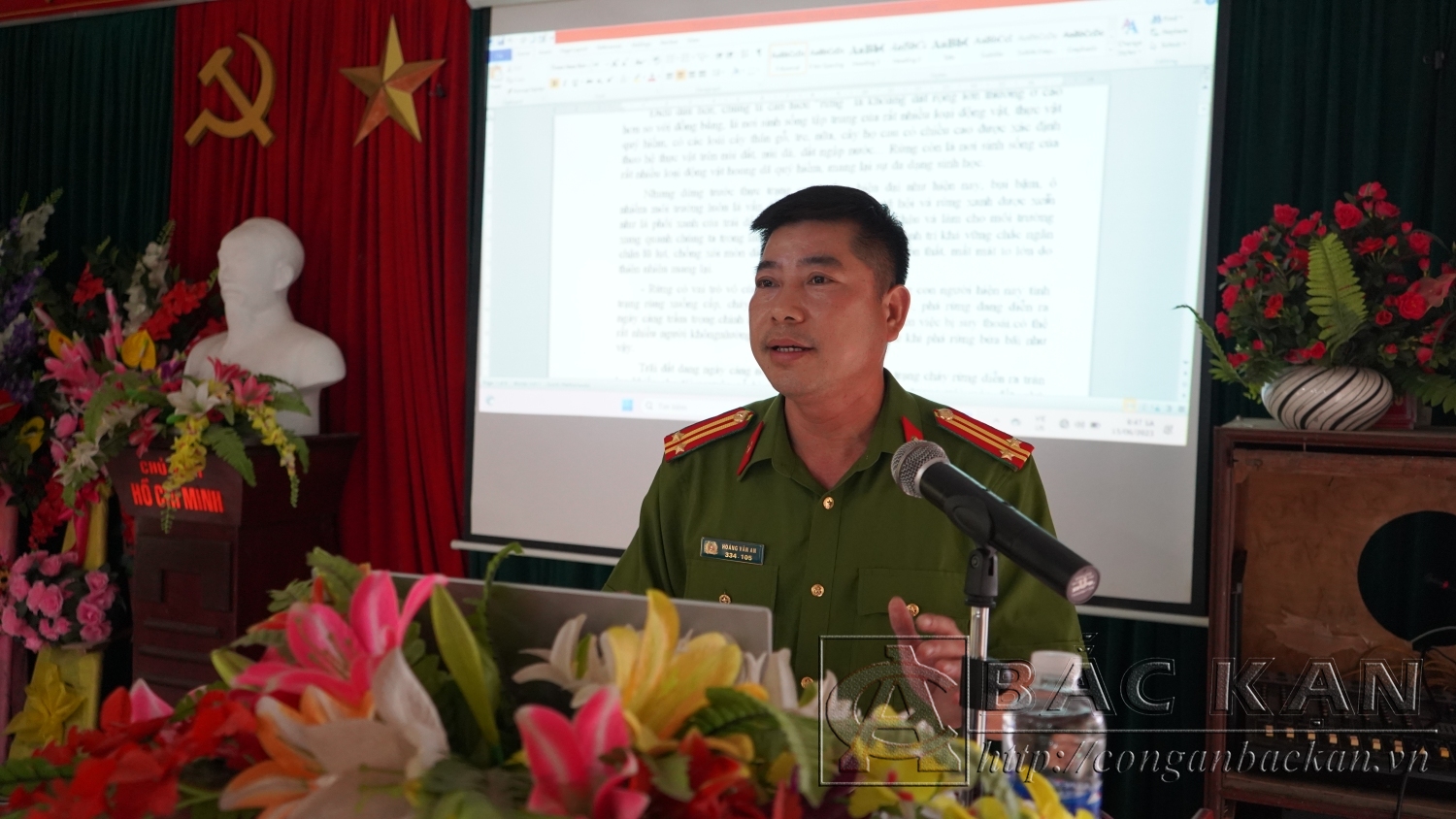 Báo cáo viên phòng Cảnh sát môi trường truyền đạt nội dung về bảo vệ môi trường, an toàn thực phẩm