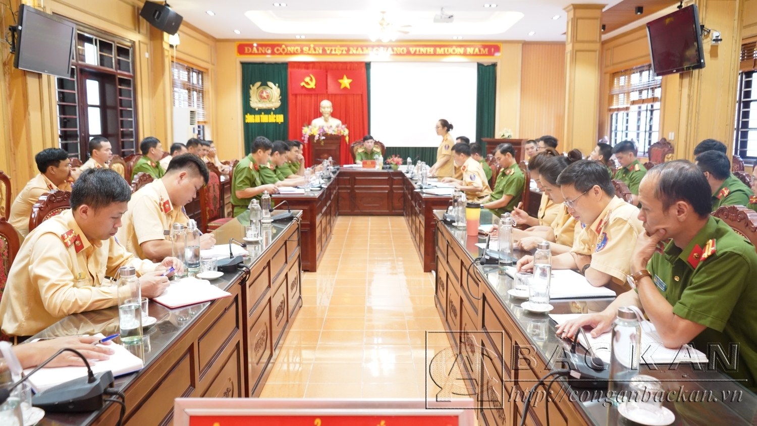 Hội nghị tập trung thảo luận đánh giá nhiều nội dung trong thực hiện phân cấp đăng ký xe tại Công an cấp huyện, cấp xã.