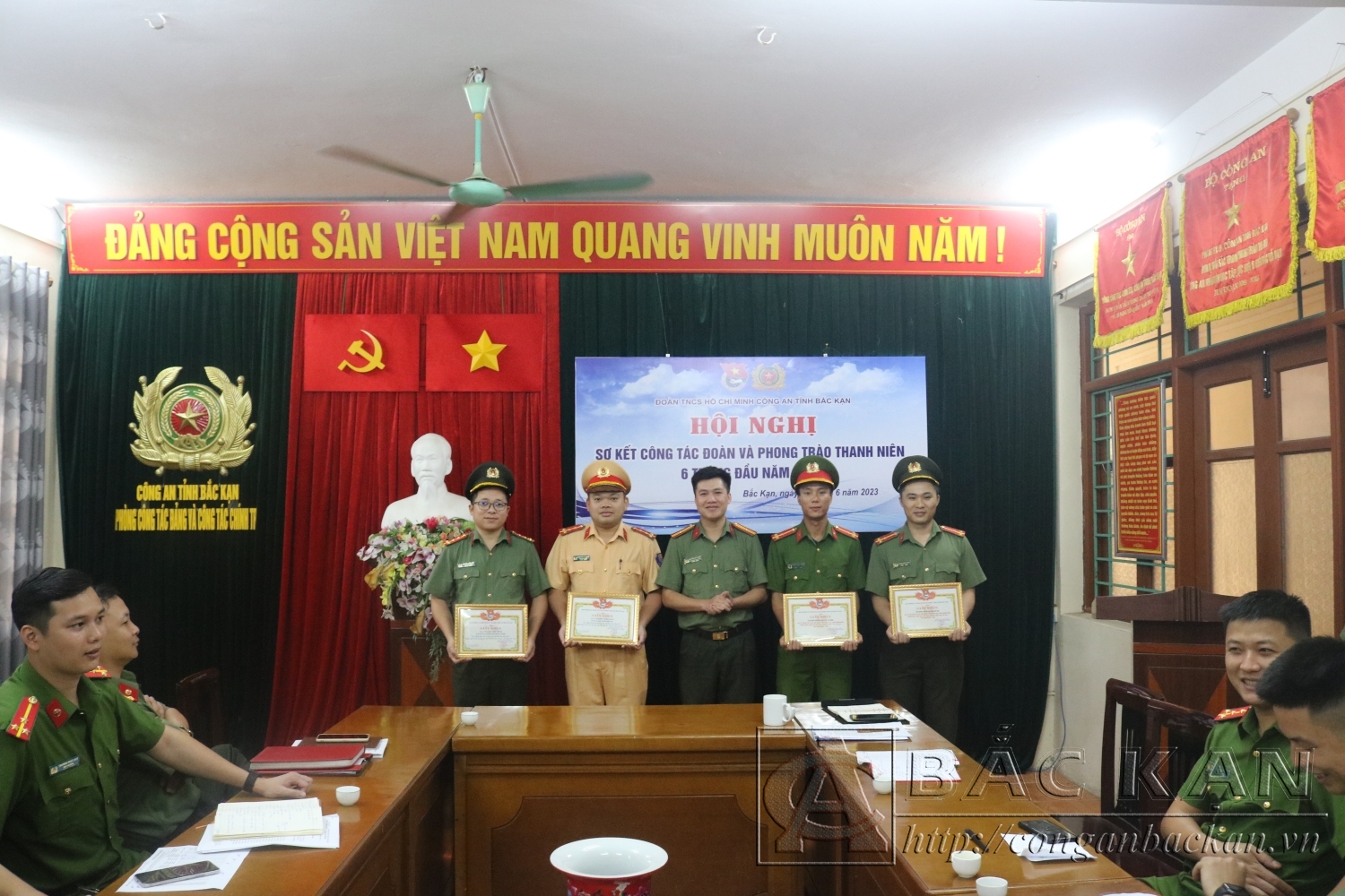 Đoàn thanh niên Công an tỉnh tặng giấy khen cho các cá nhân, tập thể có thành tích xuất sắc trong trong phong trào “Thanh niên CAND học tập, thực hiện Sáu điều Bác Hồ dạy” giai đoạn 2022 -2023