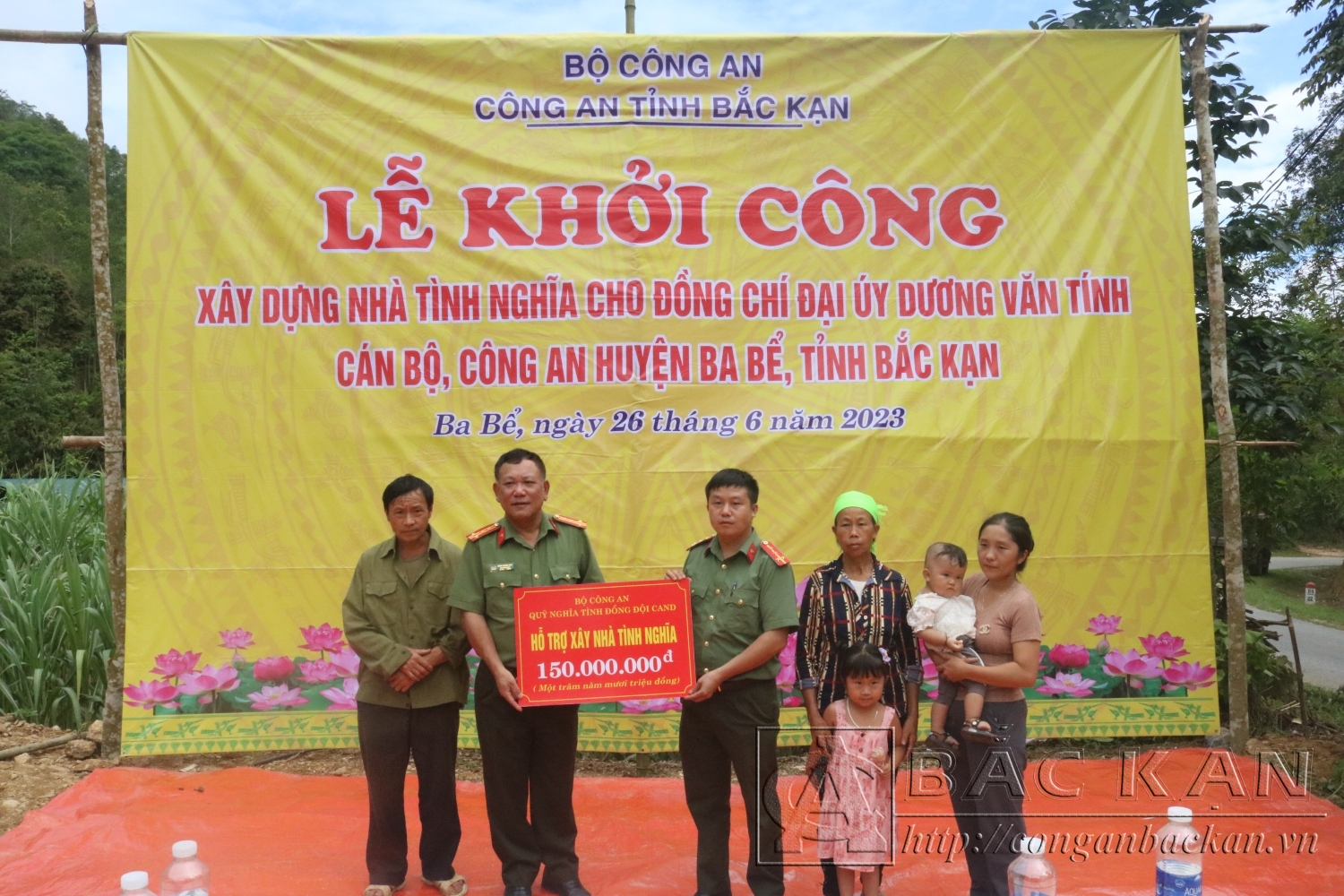 Lãnh đạo Công an tỉnh trao kinh phí hỗ trợ xây nhà tình nghĩa cho gia đình đồng chí Dương Văn Tính