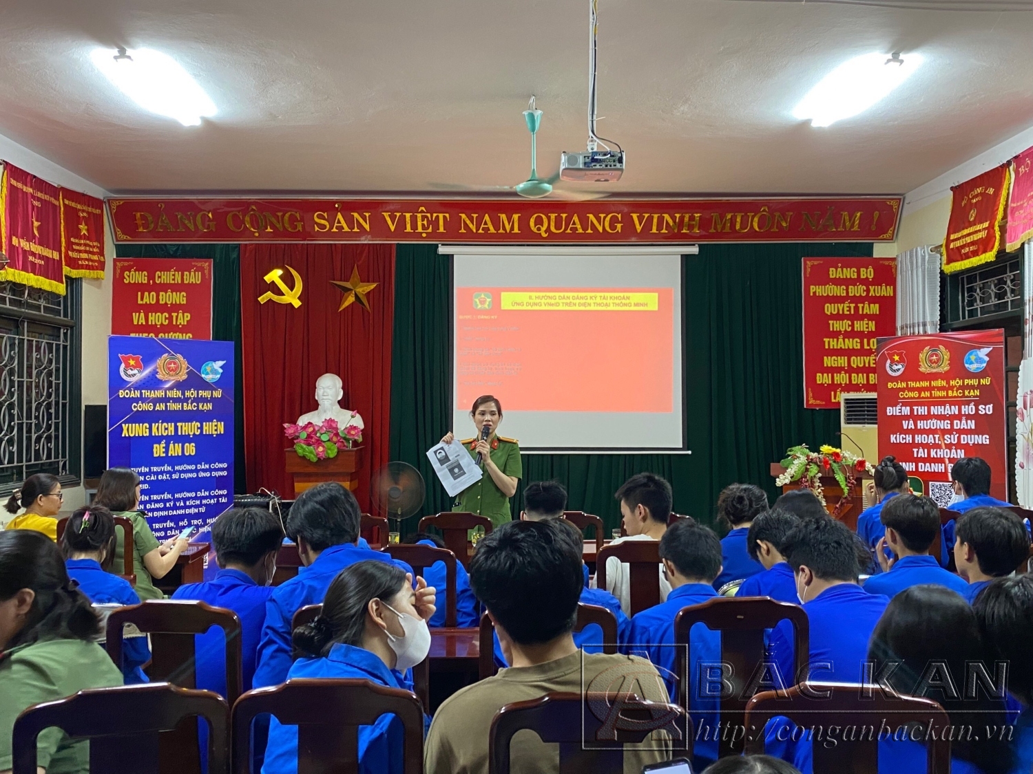 Hội viên Hội phụ nữ Công an tỉnh tuyên truyền và hướng dẫn người dân đăng ký và kích hoạt tài khoản định danh điện tử