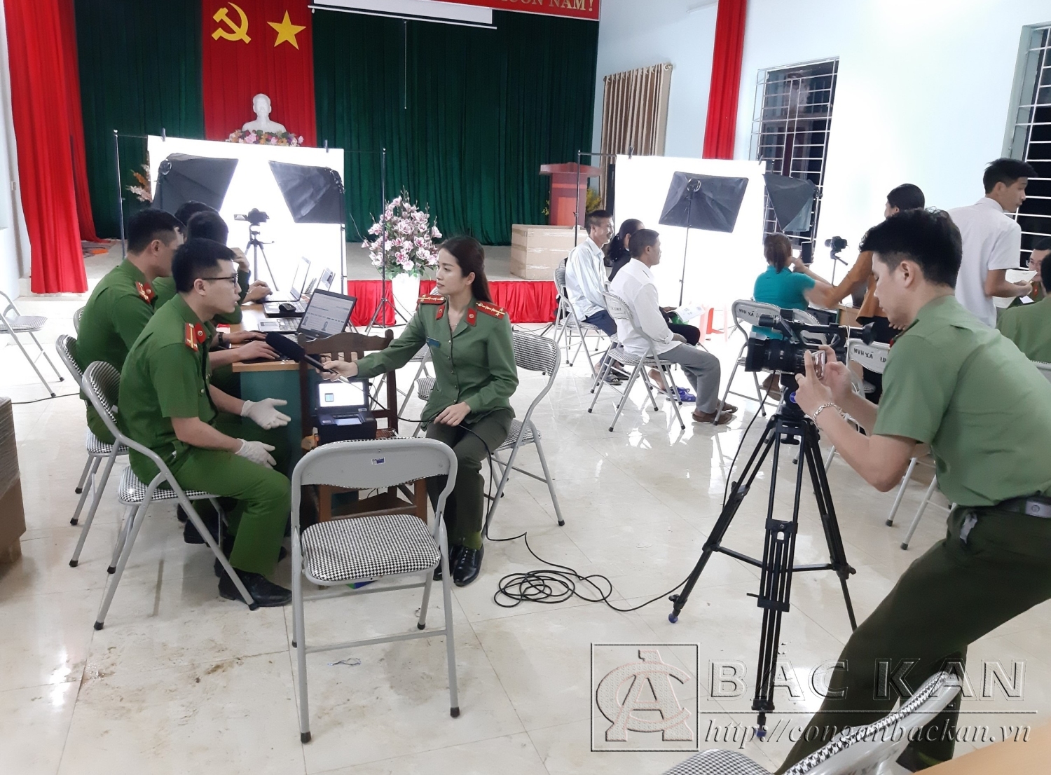 Phóng viên An ninh Bắc Kạn trắng đêm trong chiến dịch thu nhận hồ sơ cấp CCCD (ảnh CTV)