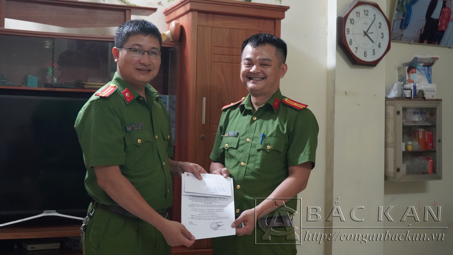 Thừa ủy quyền của lãnh đạo Công an tỉnh, lãnh đạo Phòng Cảnh sát hình sự trao số tiền 2 triệu đồng – phần quà của Công an tỉnh cho đồng chí Thái