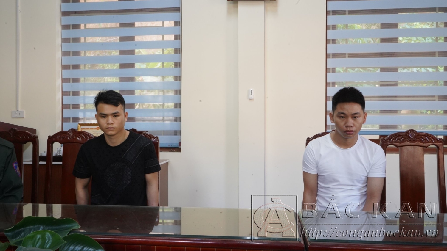 Triệu Văn Lìn (áo đen) và Đặng Văn Sếnh tại cơ quan Công an