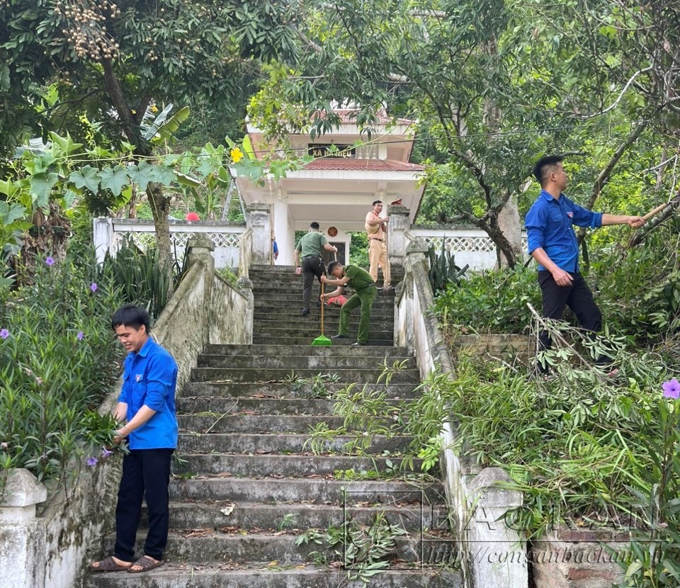 Đoàn viên thanh niên tổ chức dọn dẹp tại nhà bia Tưởng niệm các Anh hùng liệt sỹ xã Hà Hiệu