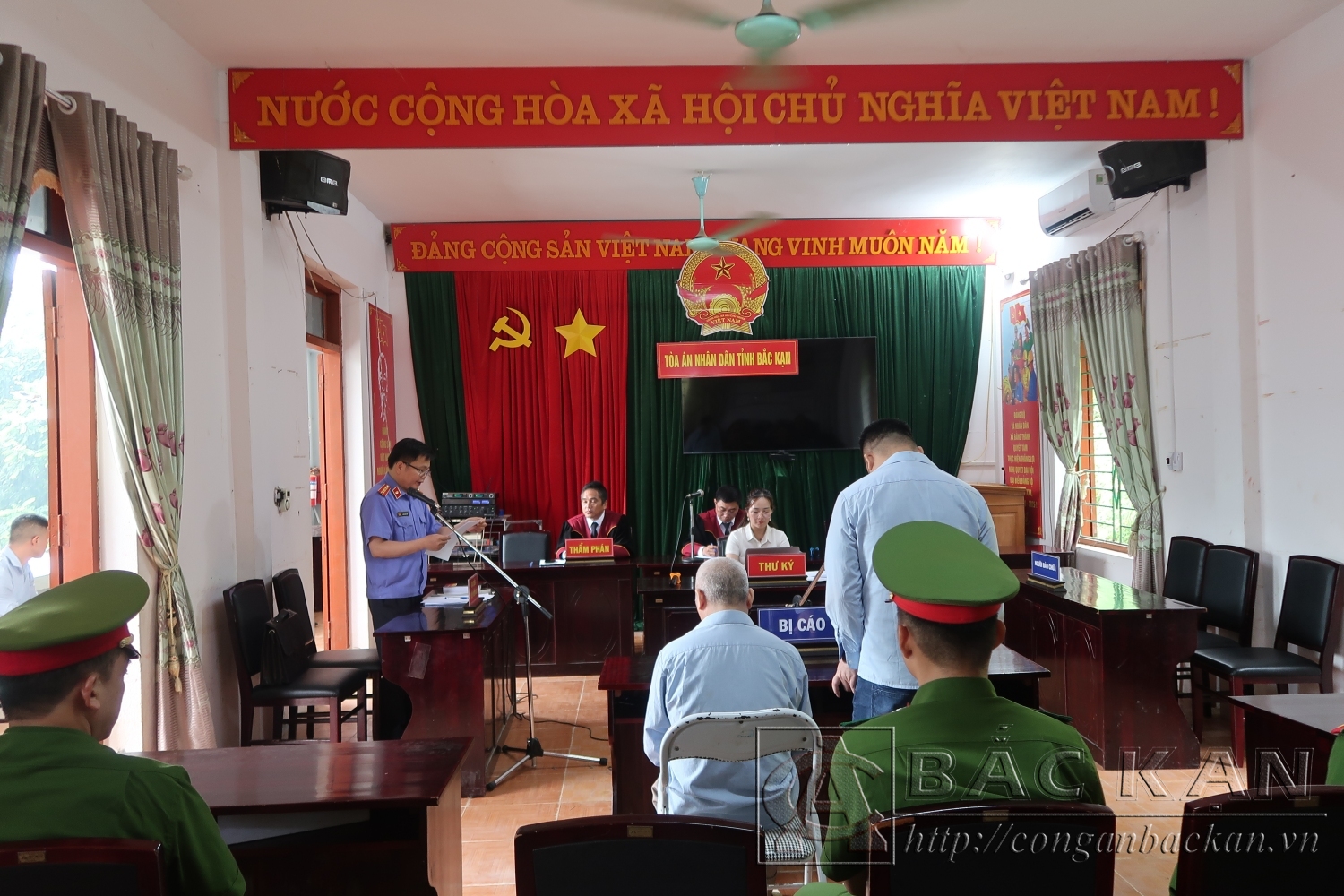 Đại diện Viện kiểm sát nhân dân tỉnh trình bày quan điểm đề nghị HĐXX chấp nhận kháng cáo của bị cáo.