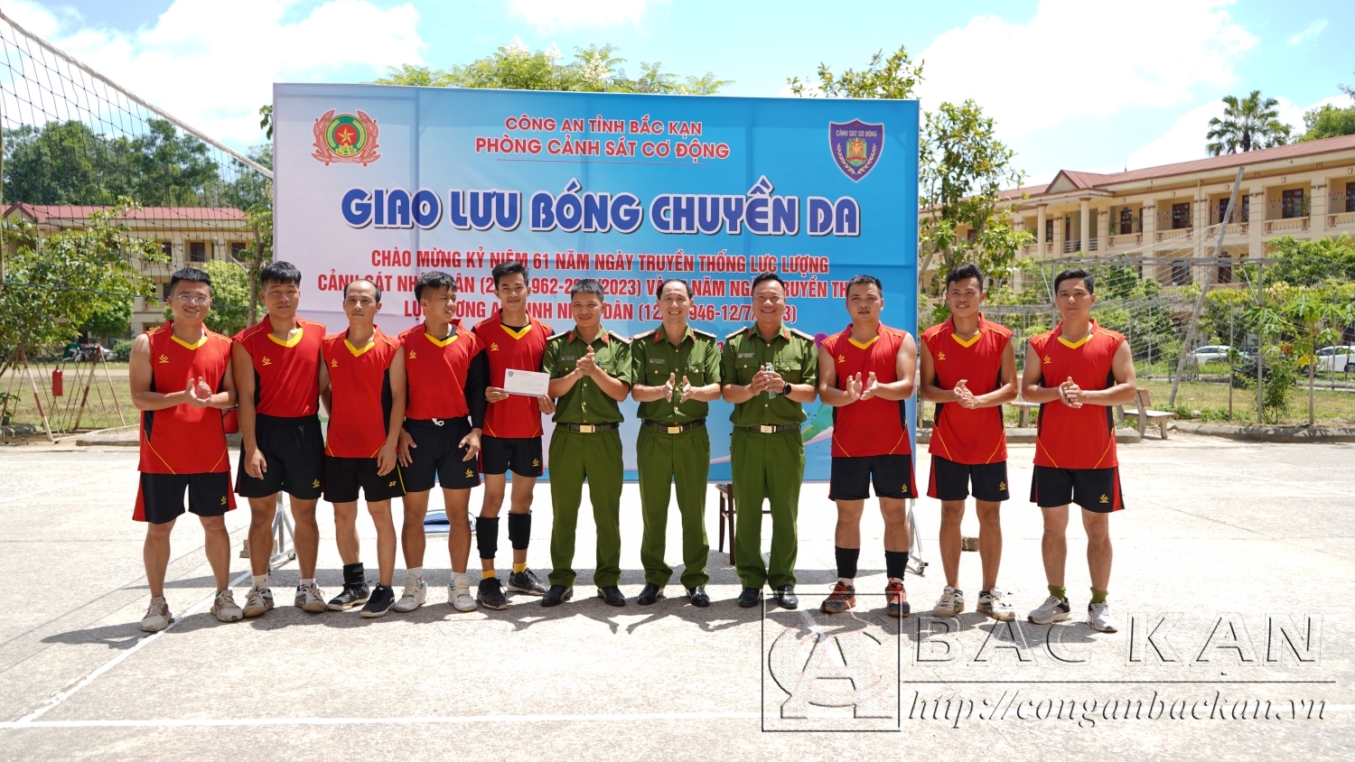 Ban tổ chức trao giải nhất cho Đội liên quân