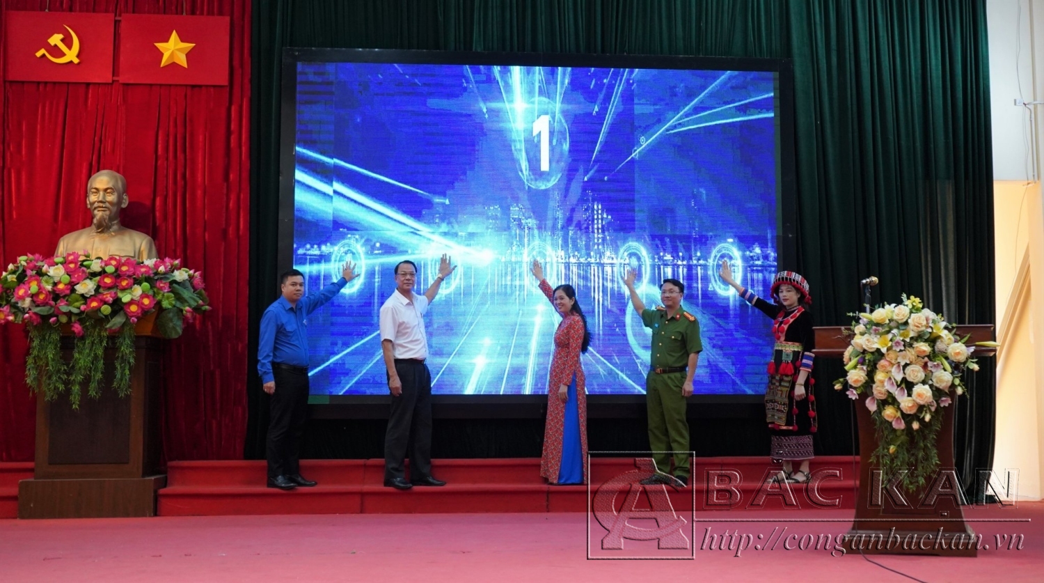 1554 Các đại biểu thực hiện Nghi thức cam kết chung tay phòng, chống mua bán người (1)