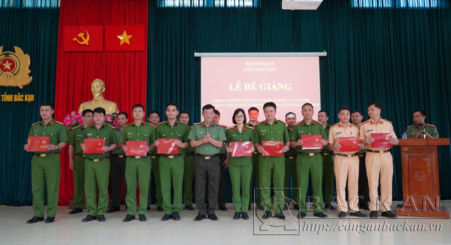 ?ai ta Ha Trong Tr ung, Phó Giám đốc Cong an tinh Bac K ạn trao chứng nhận hoàn thành bồi dưỡng kiến thức Quốc phong va An ninh c ho các học viên