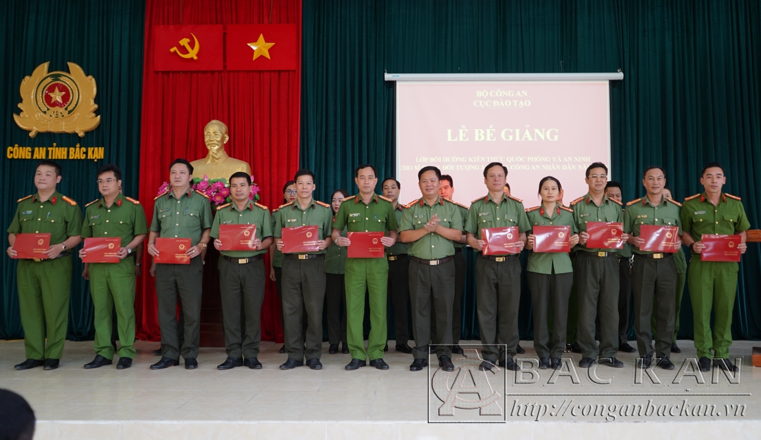 ?ai ta Phan Van My , Phó Cục trưởng, Cục Đào tạo Bộ Công an trao chứng nhậnhoan thanh boi du ỡng kiến thức Quốc phòng và An ninh cho cac hoc vien