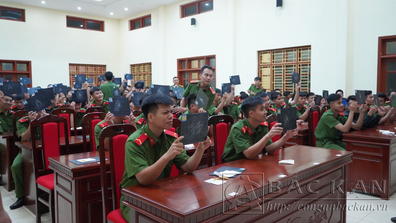 Các thí sinh trả lời câu hỏi cuộc thi Rung chuông vàng