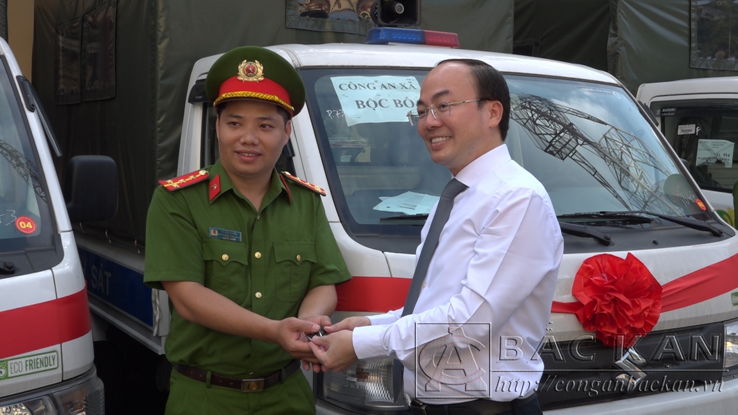 chủ tịch tỉnh trao chìa khoá