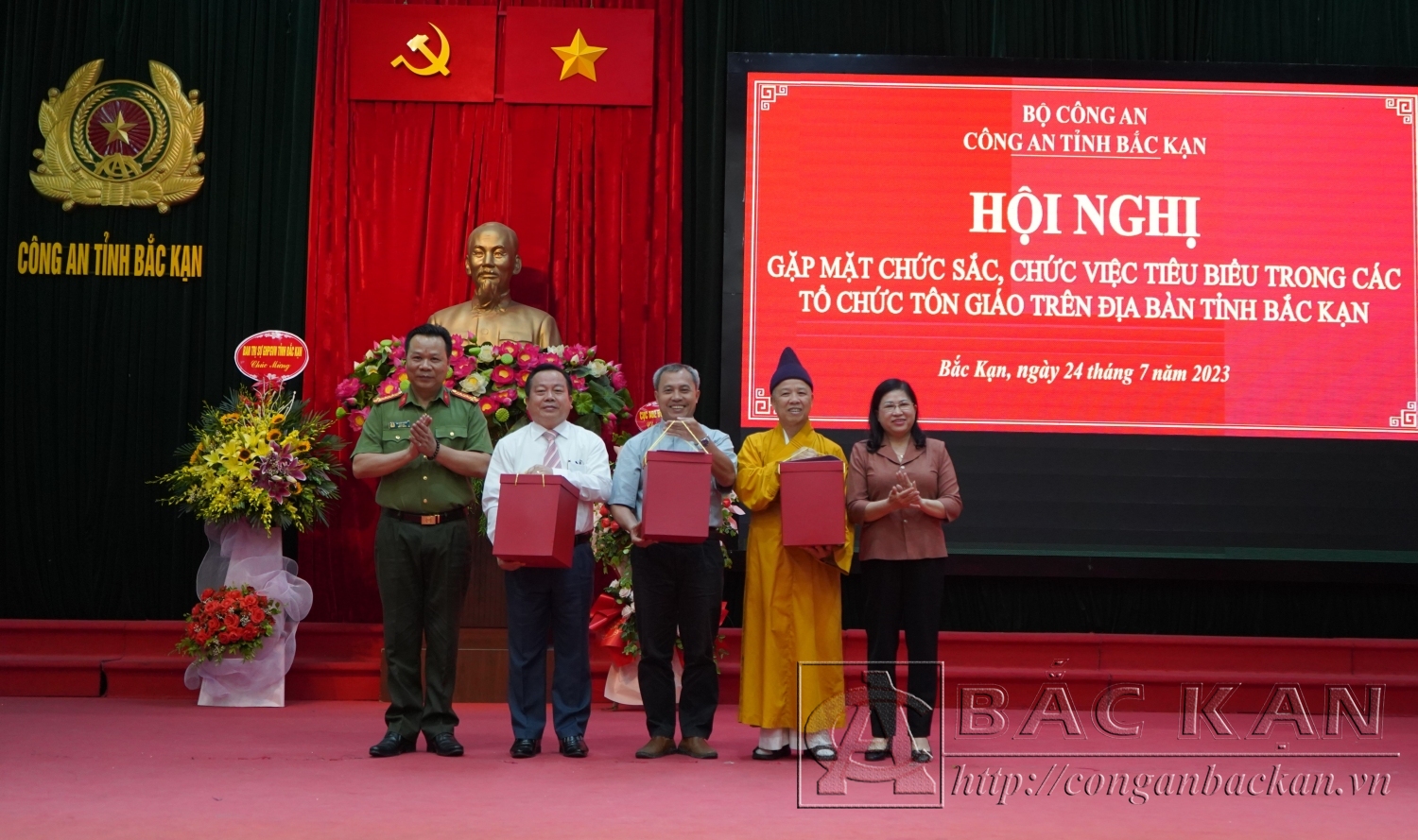 Đồng chí Phương Thị Thanh – Phó Bí thư thường trực tỉnh uỷ, Đại tá Hà Văn Tuyên – Uỷ viên BTV tỉnh uỷ, Giám đốc Công an tỉnh tặng quà cho các đại biểu đại diện các tôn giáo trên địa bàn tỉnh