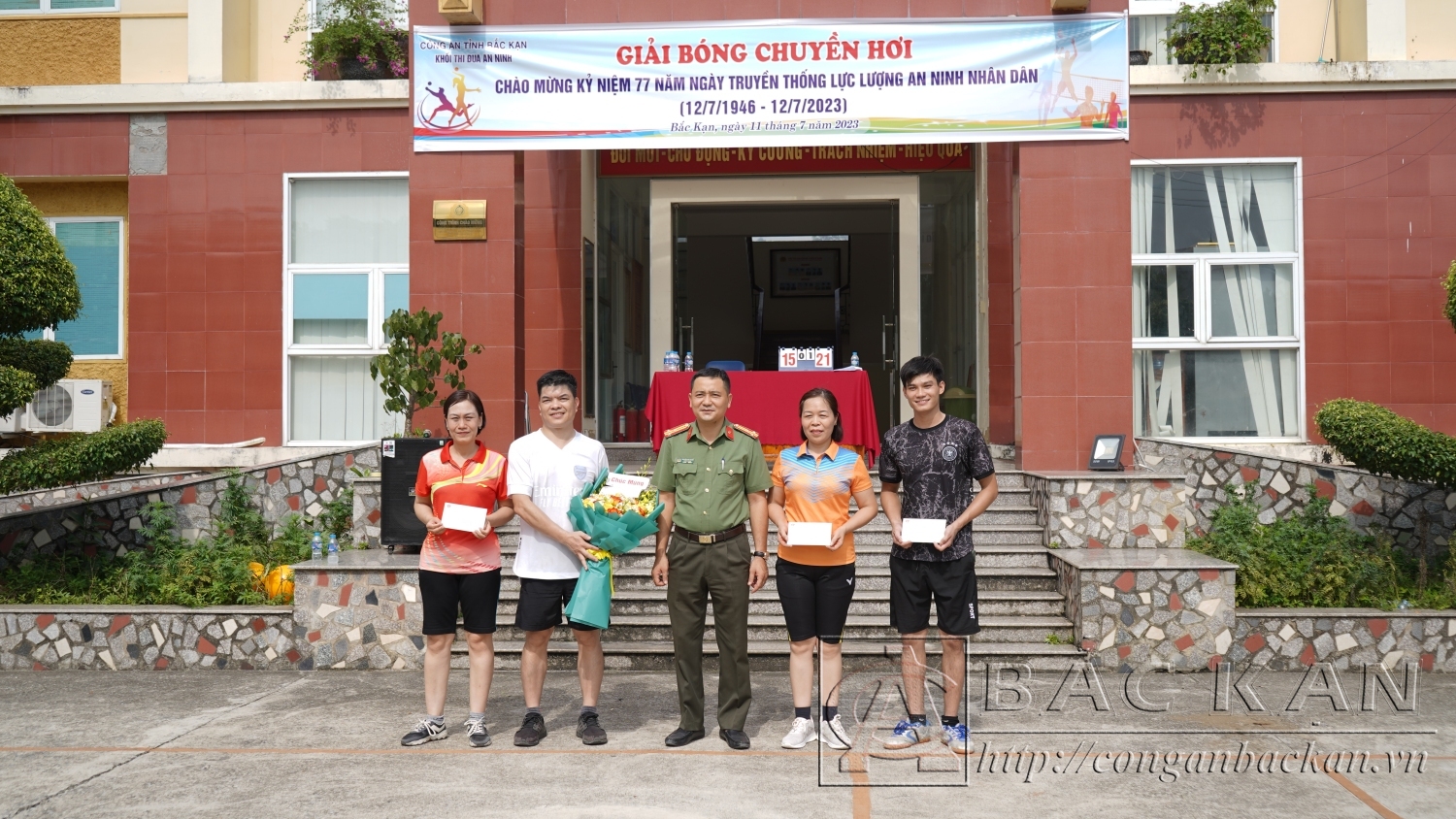 Thượng tá Nguyễn Văn Tuấn - Đại diện lãnh đạo đơn vị Trưởng khối thi đua trao giải cho các đội