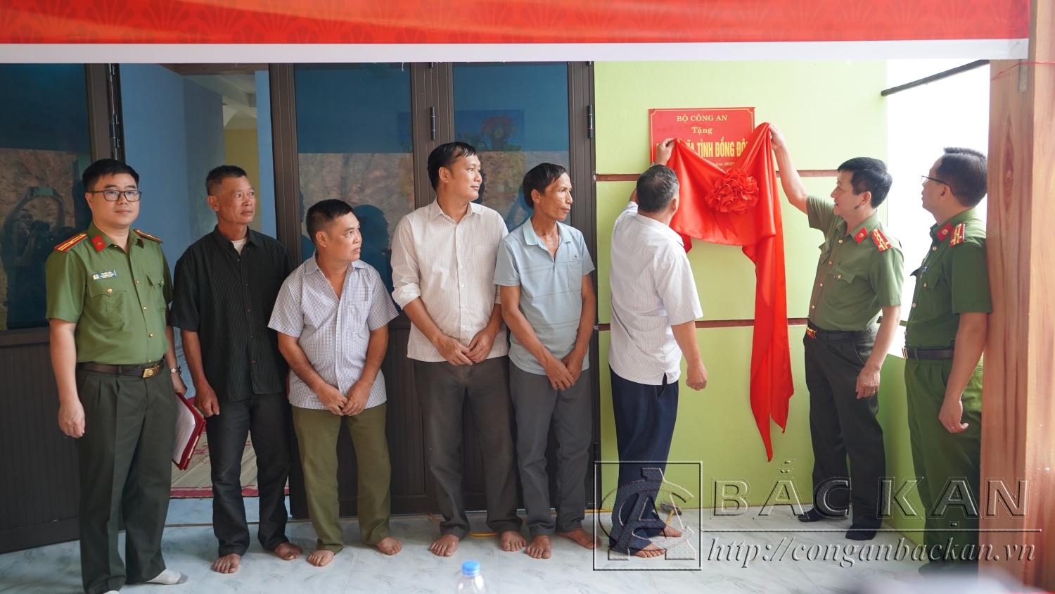  Đại tá Hà Trọng Trung, Phó Bí thư Đảng uỷ, Phó Giám đốc Công an tỉnh, đại diện chính quyền và gia đình gắn biển, khánh thành và bàn giao công trình.