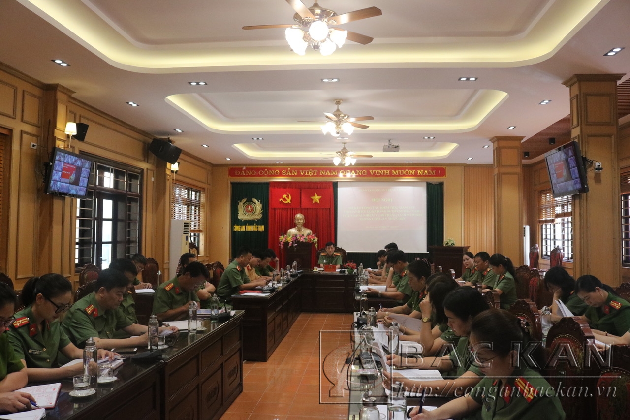 Đại tá Hà Trọng Trung, Phó Bí thư đảng uỷ, Phó Giám đốc Công an tỉnh chủ trì hội nghị tại điểm cầu Bắc Kạn