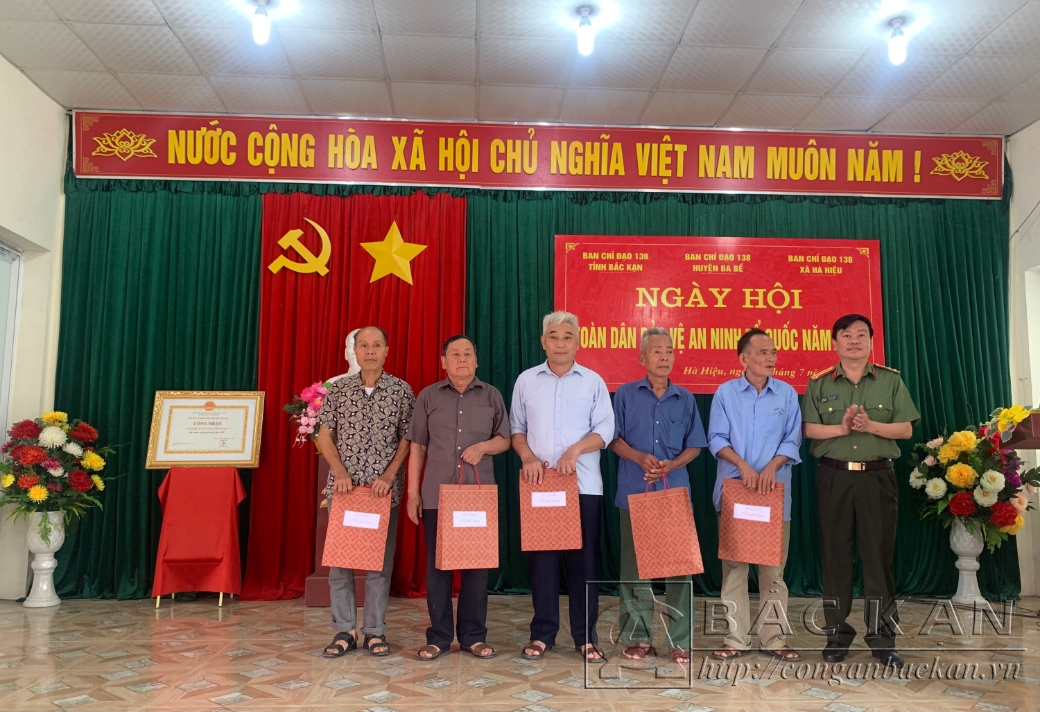 Đại diện lãnh đạo Khối thi đua An ninh tặng quà cho các cá nhân là thương binh, người có công