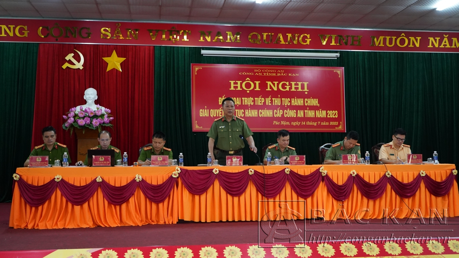 Lãnh đạo Công an tỉnh giải đáp thắc mắc và tiếp thu các ý kiến góp ý của các đại biểu
