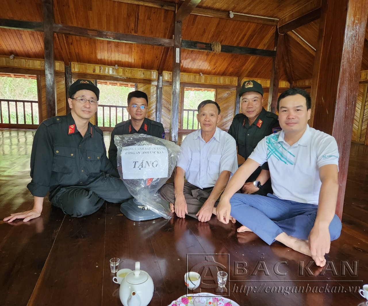 thăm hỏi tặng quà ông Ma Phúc Tình là Bệnh binh (nhiễm chất độc màu da cam)