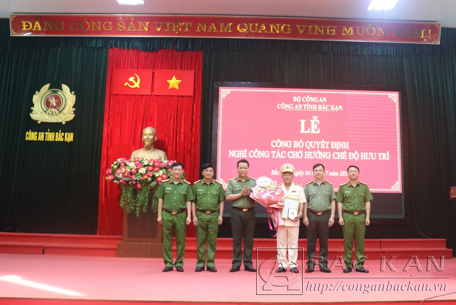 Tập thể lãnh đạo Công an tỉnh trao Quyết định nghỉ công tác chờ hưởng chế độ hưu trí cho đồng chí Đại tá Đinh Quang Huy