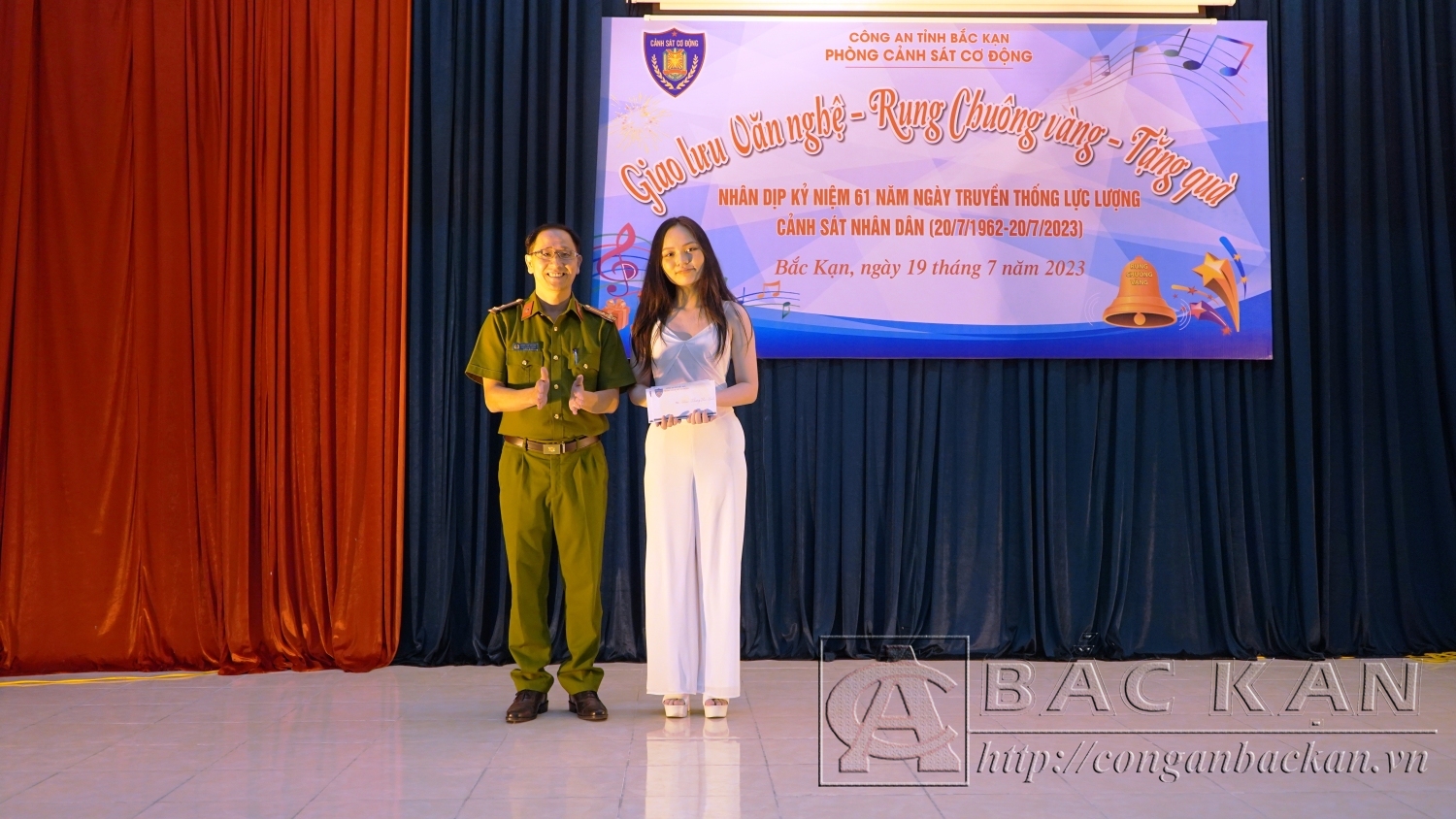 tặng quà cho con cán bộ có có thành tích cao trong học tập