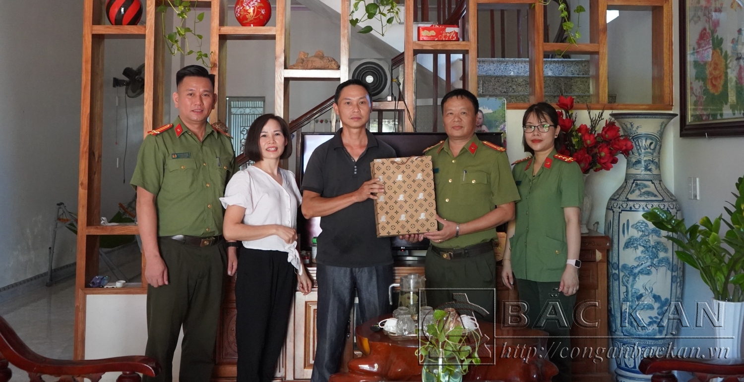 Tặng quà đối với thương binh Triệu Đức Sơn