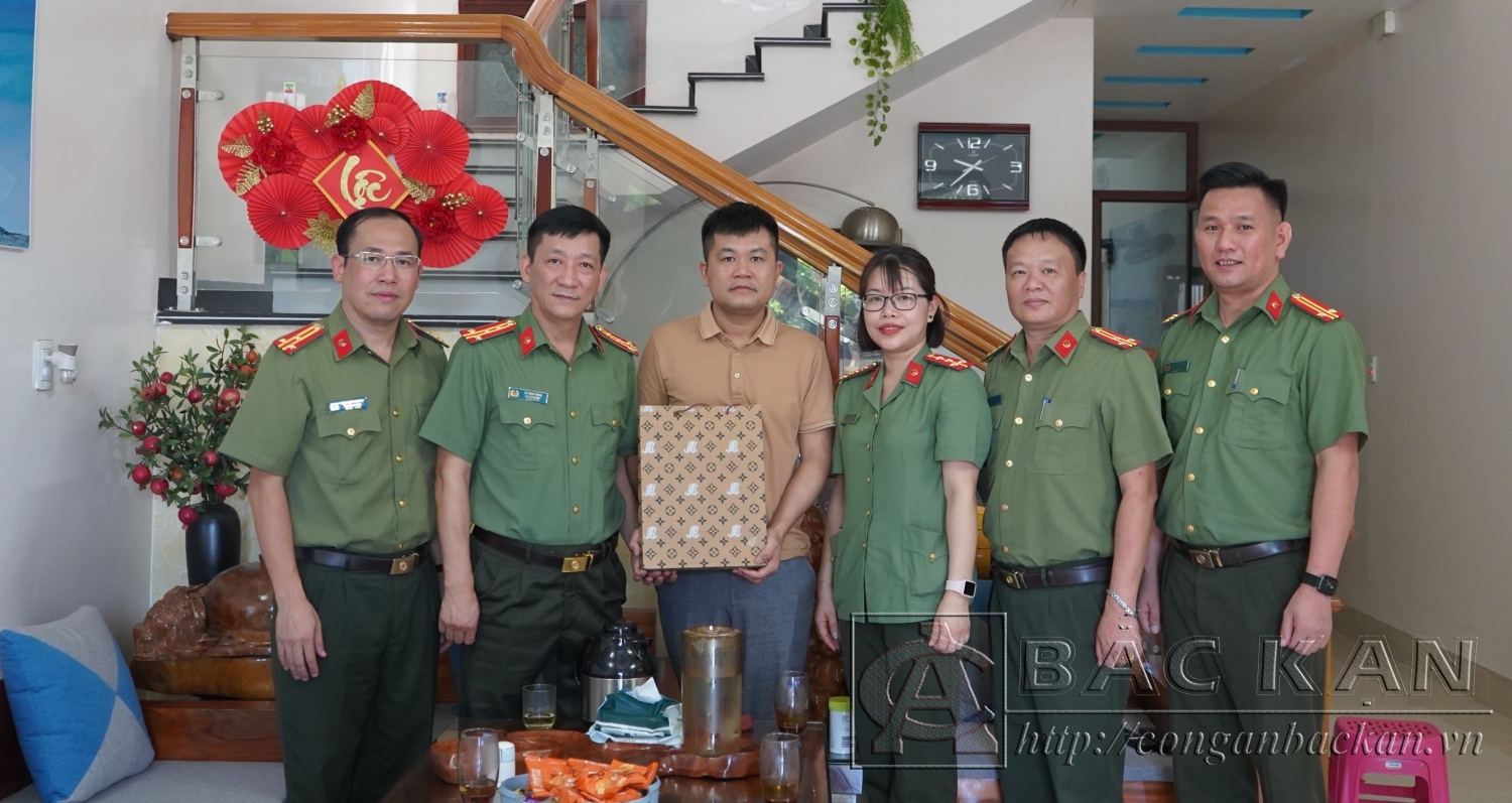 Tặng quà thương binh Đinh Quang Tuấn