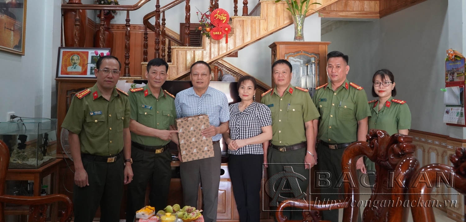 Tặng quà thương binh Nông Văn Khánh