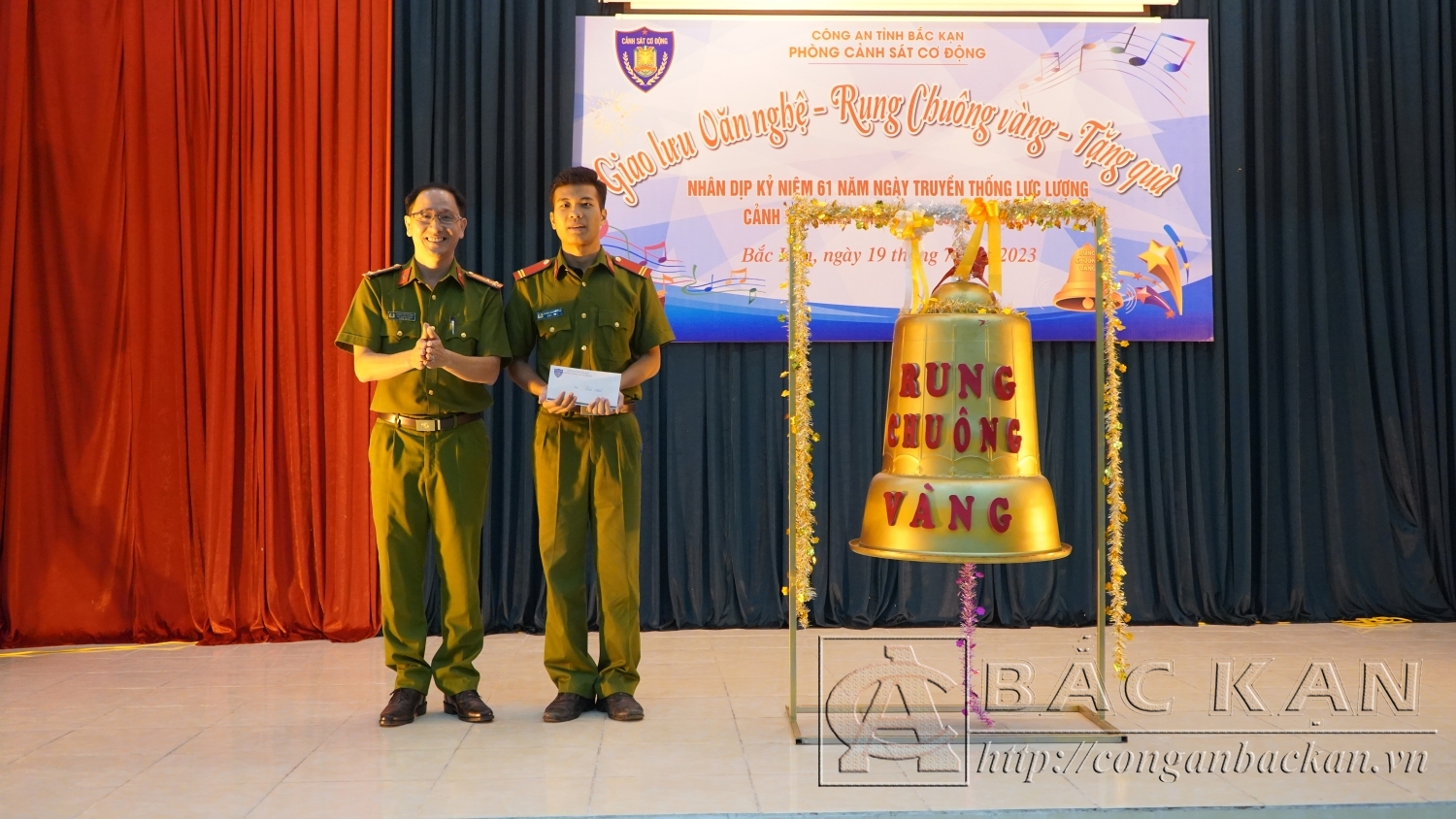 trao giải nhất cho thí sinh xuất sắc nhất trong cuộc thi rung chuông vàng