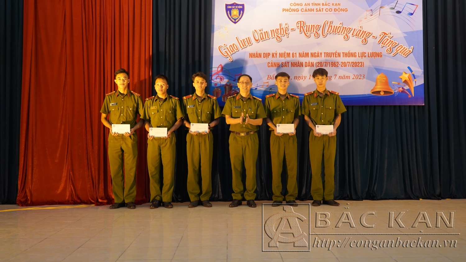 trao tặng quà cho 05 đồng chí có hoàn cảnh gia đình khó khăn