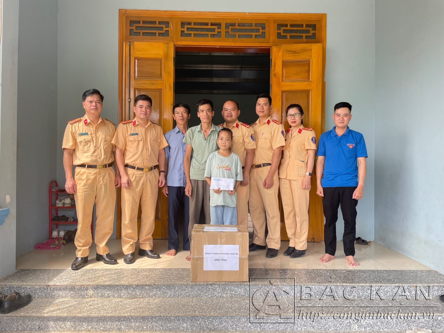 Tặng quà cho gia đình cháu Ma Uyển Như
