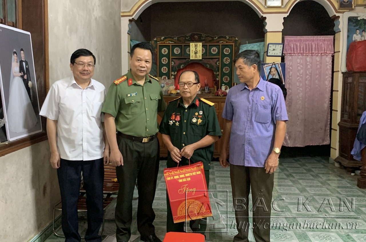 Đoàn công tác tặng quà ông Ma Chu Trinh, thôn Cốc Lải, xã Cao Tân