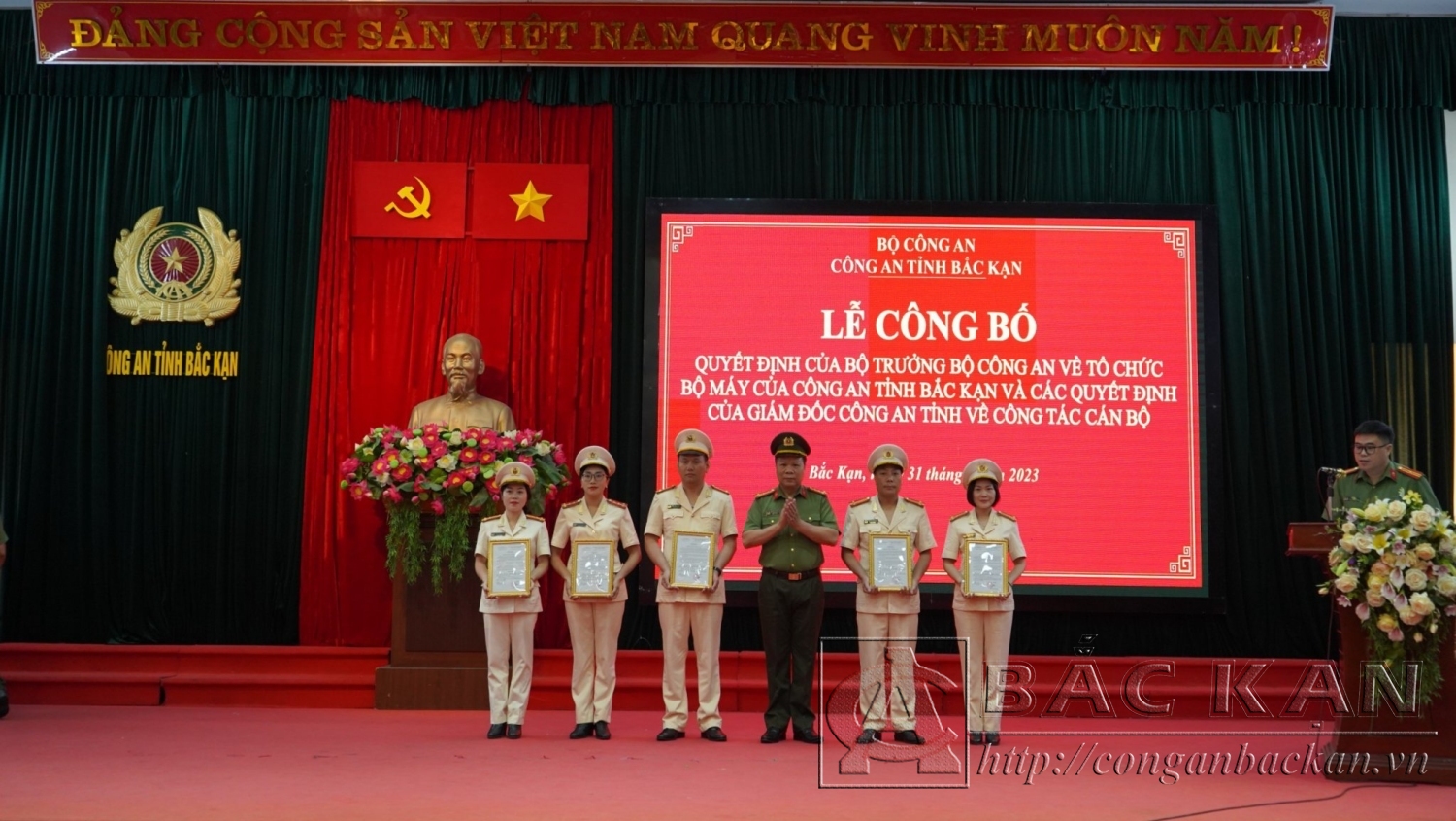 Đại tá Hà Văn Tuyên – Bí thư Đảng uỷ- Giám đốc Công an tỉnh trao quyết định Bố trí lãnh đạo Phòng Tham mưu