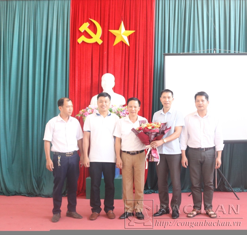 1531 Lãnh đạo Sở Văn hoá Thể Thao và Du lịch tặng hoa chúc mừng ra mắt mo hinh To bao ve an nin h trật tự”