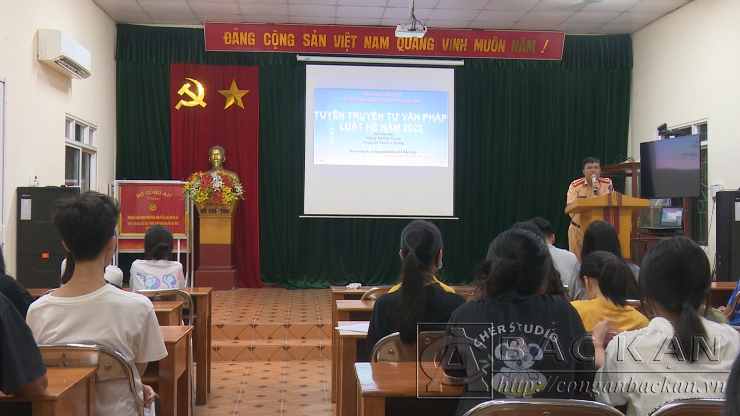 Công an thành phố Bắc Kạn tuyên truyền, phổ biến pháp luật về trật tự ATGT cho các em học sinh tại phường Phùng Chí Kiên, thành phố Bắc Kạn
