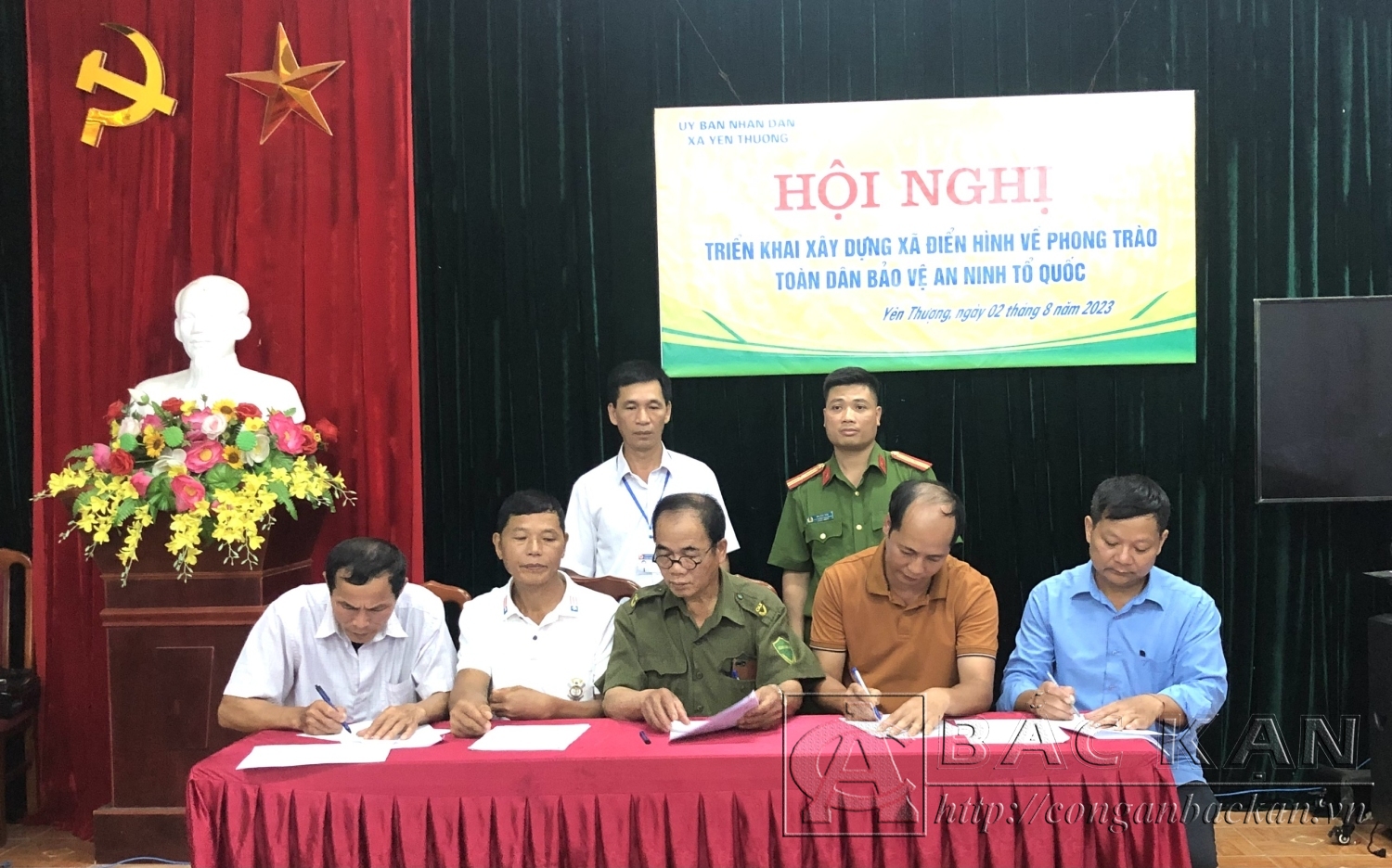 Đại diện các thôn ký cam kết xây dựng xã điển hình về phong trào toàn dân bảo vệ ANTQ