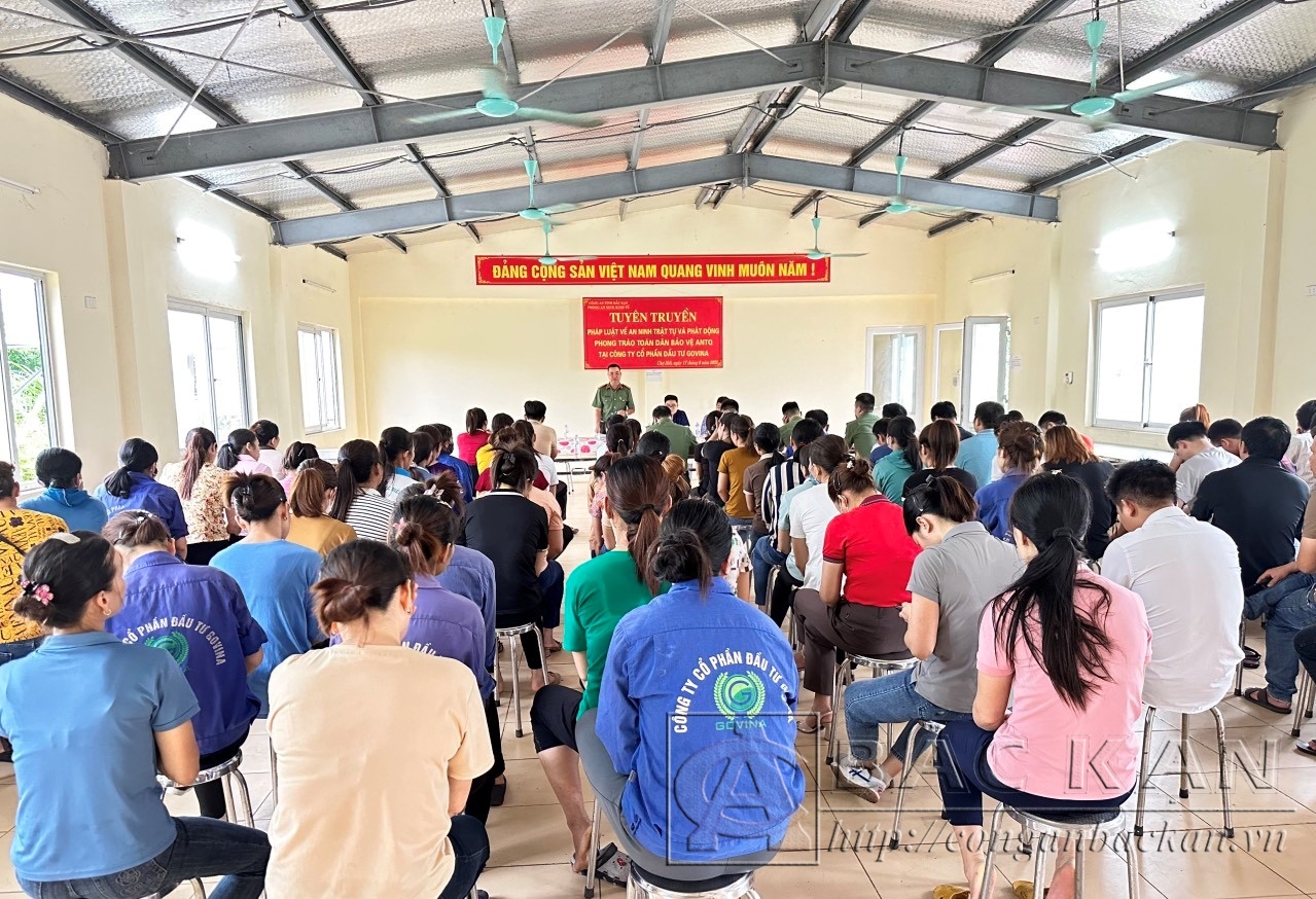 Buổi tuyên truyền thu hút khoảng 100 người tham gia