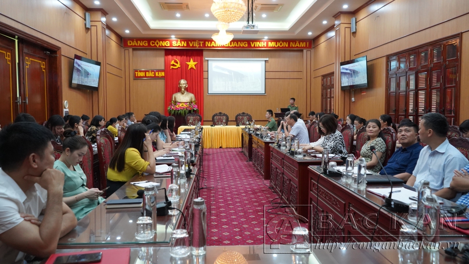Cán bộ, đảng viên tham gia buổi tuyên truyền