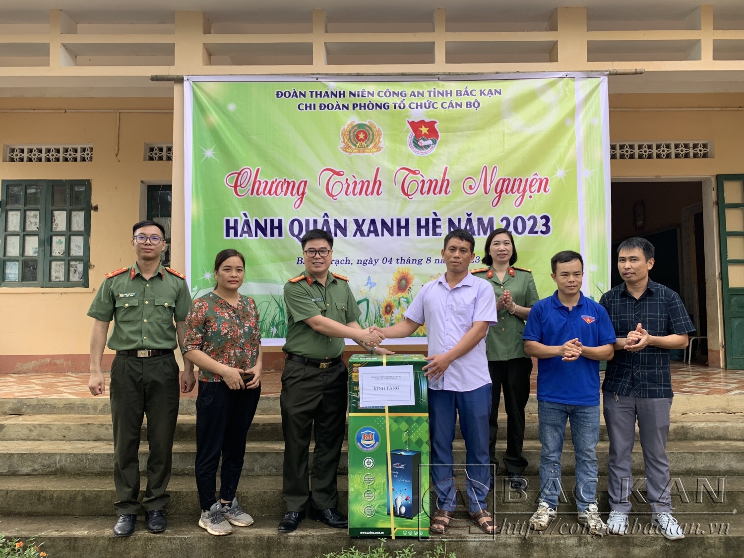 Đại diện cấp uỷ các đơn vị tặng máy lọc nước cho điểm trường