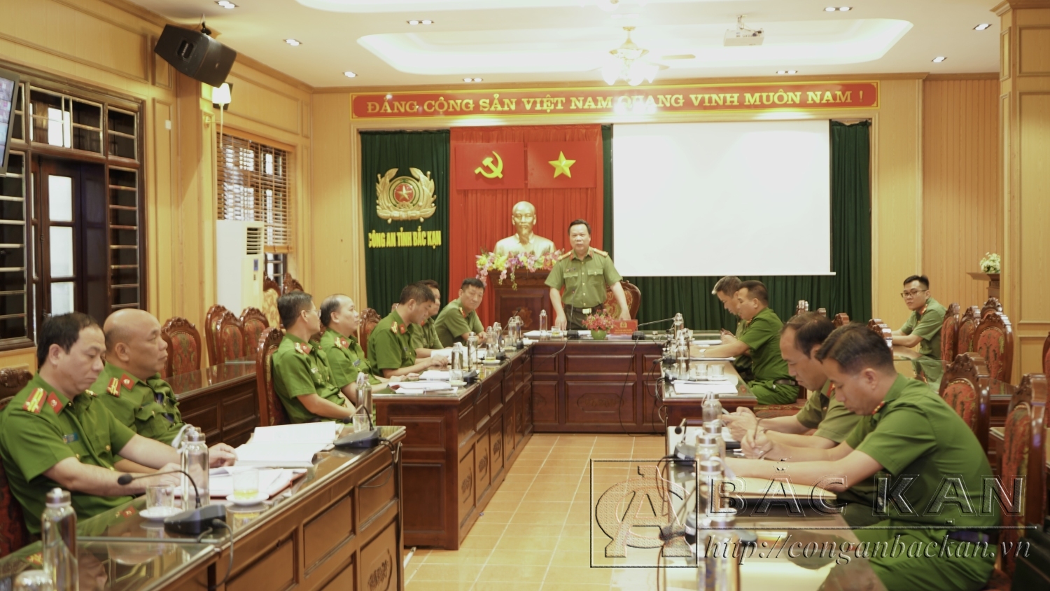 Đại tá Hà Văn Tuyên, Giám đốc Công an tỉnh báo cáo tại hội nghị