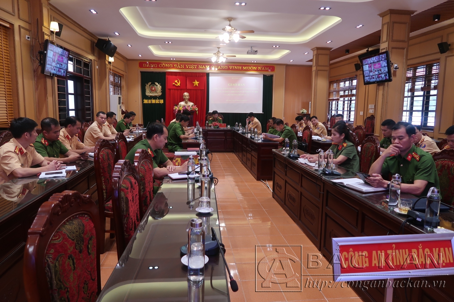 Đại tá Nguyễn Thanh Tuân, Phó Giám đốc Công an tỉnh chủ trì tại điểm cầu Công an tỉnh Bắc Kạn