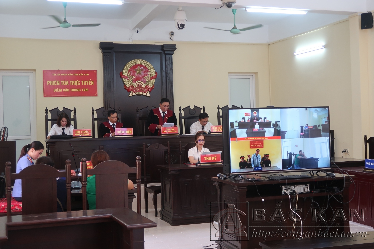 Phiên tòa xét xử trực tuyến vụ án mua bán trái phép chất ma túy được diễn ra theo đúng trình tự, thủ tục, luật định.
