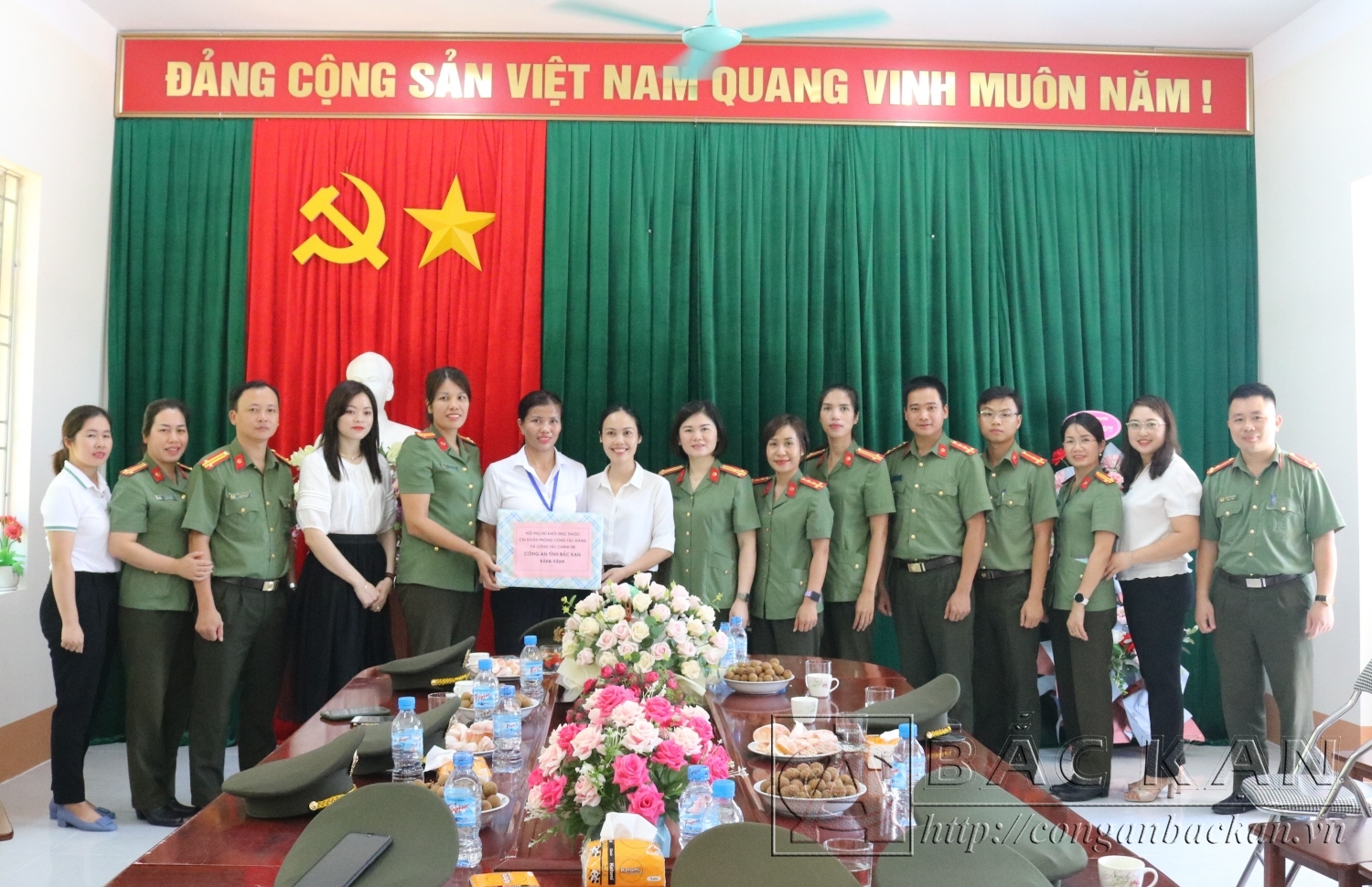 Trao tặng sách, truyện cho thầy cô Trường mầm non xã Vi Hương